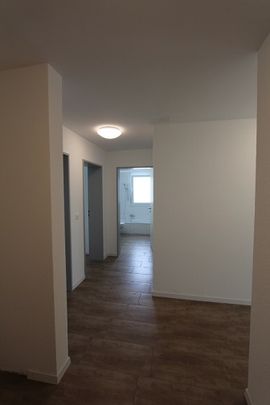 Moderne und helle 4,5-Zimmerwohnung mit eigenem Waschturm, Waschraum und Balkon in Reinach - Photo 1