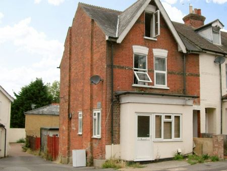 Ground floor maisonette to rent on - Photo 4