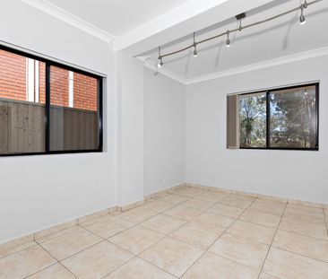 Large 2 Bedroom Half House - Photo 2