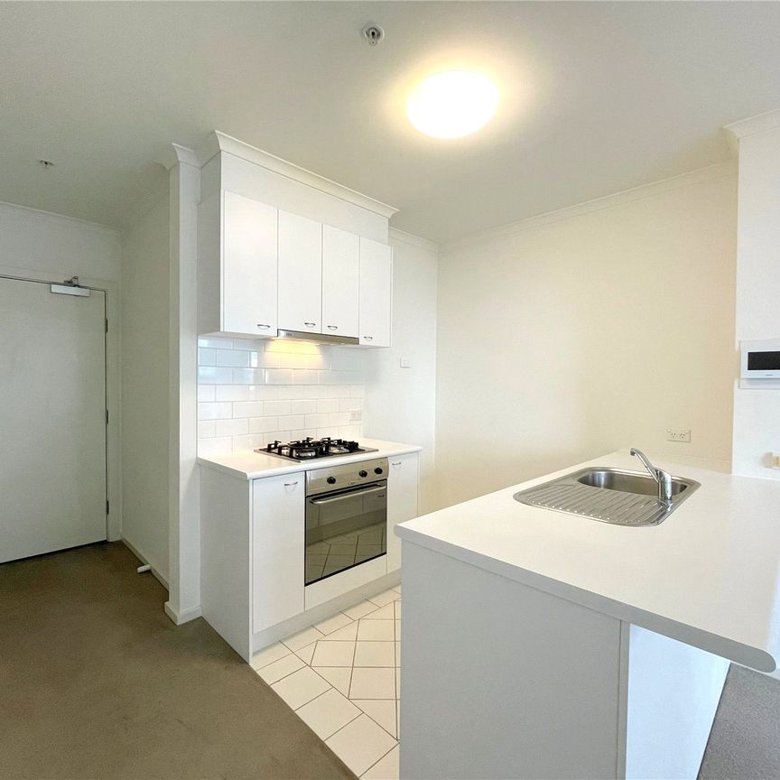 122/79 Whiteman Street - Photo 1