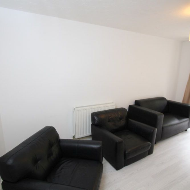 STUDENT Four Bedroom House – Donald Woods Gardens (Surbiton, KT5) - Photo 1