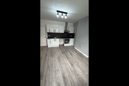 3 Bed Flat, Aslett Street, SW18 - Photo 5