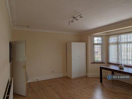 3 bedroom flat to rent - Photo 1