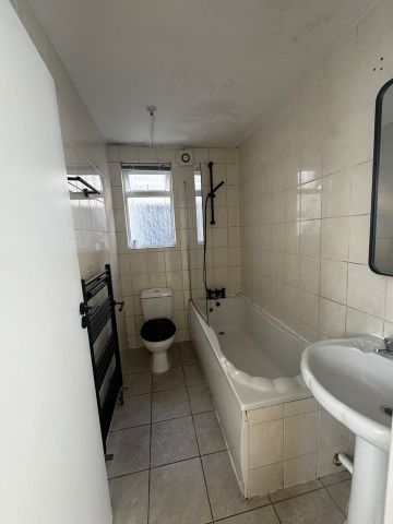 1 Bed Flat, Brownhill Road, SE6 - Photo 4