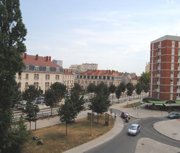 A 100 m² de L'ECOLE DE COMMERCE et CENTRE VILLE - Photo 3