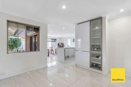 “Spacious Family Home with Pool and Modern Comforts” - Photo 2