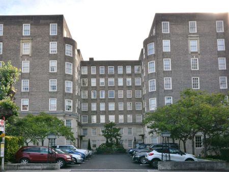 Large two bedroom, two bathroom apartment with a terrace set within a portered block moments St. John's Wood High Street - Photo 3