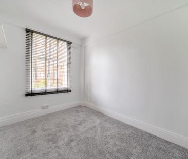 3 bedroom flat to rent - Photo 2