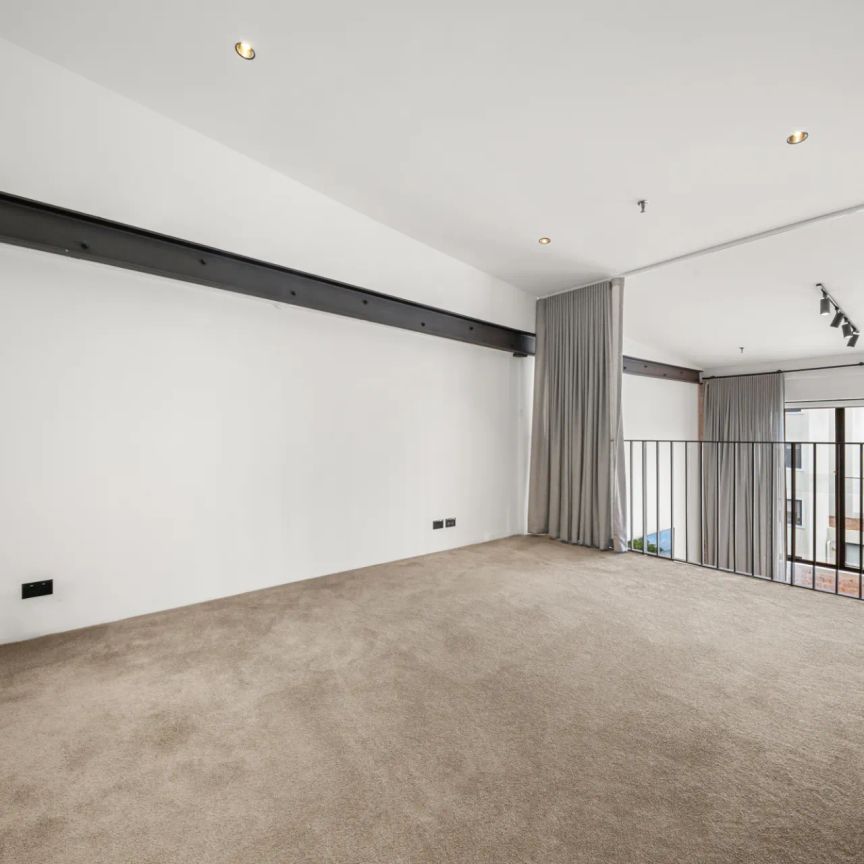 Oversized loft-style apartment moments from trendy Paddington - Photo 1