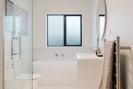 Modern, low-maintenance townhouse in convenient location - Photo 2