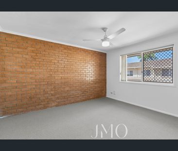 Well Presented Townhouse - New Paint and Carpets - Photo 2