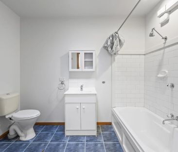 Charming Richmond Living with Private Courtyard - Photo 6