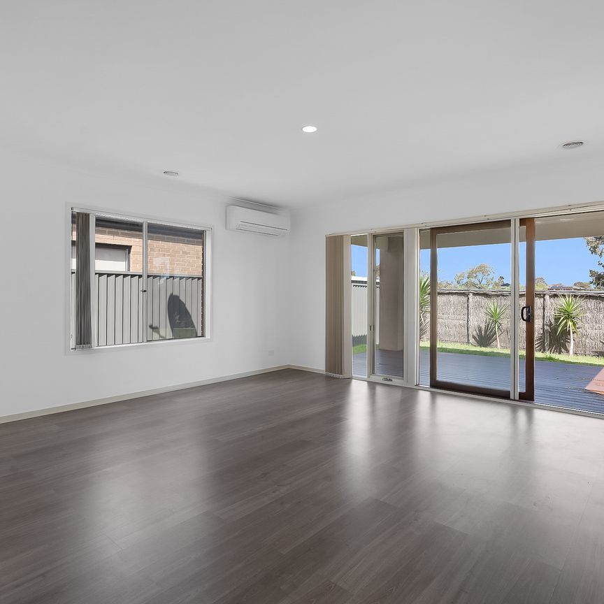 13 Page Close, Pakenham VIC 3810 - House For Rent | Domain - Photo 1