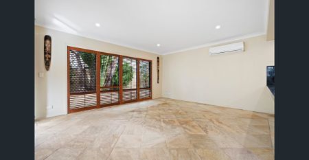SPACIOUS HOME NESTLED IN QUIET LOCATION - BROADBEACH WATERS - Photo 2