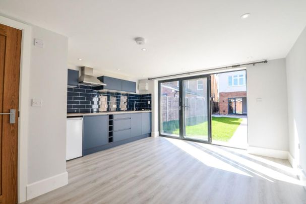 3 bed semi-detached house to rent in Woking Road, Guildford, GU1 - Photo 1