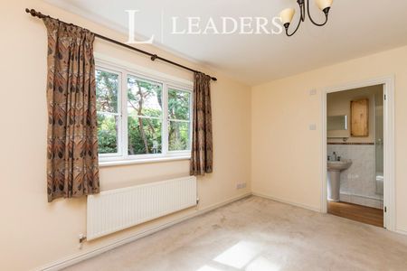 3 bedroom house to rent Oaktree Close, Letchworth Garden City, SG6 - Photo 3