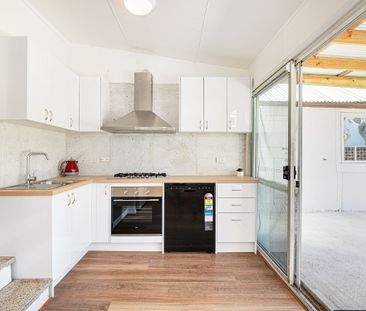 Charming Freestanding Family Home in a Prime Kensington Location - Offered Part Furnished or Unfurnished - Photo 4