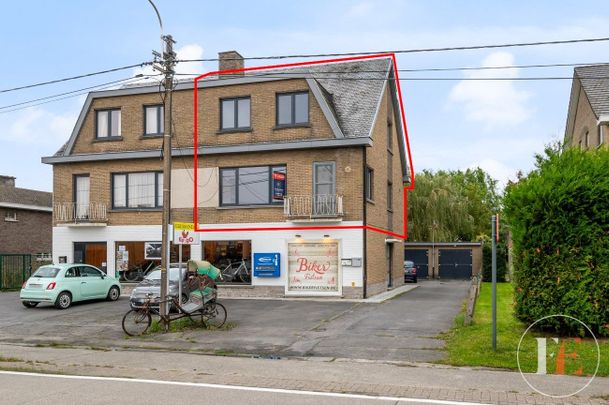 Ruim gerenoveerd duplex appartement met tuin, garage en 3 slaapkamers te Drongen. - Foto 1