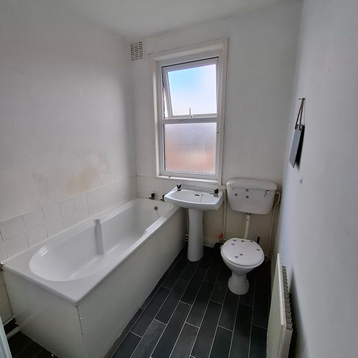 2 Bed Terraced House, Clovelly Avenue, LS11 - Photo 1