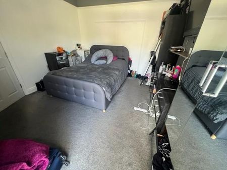 5 bedroom semi-detached house to rent - Photo 2