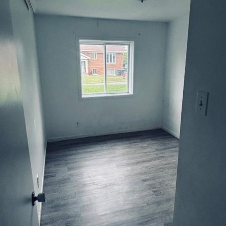 Libre fin juillet 4 1/2 bas d'immeuble chauffer-éclairer - Photo 4