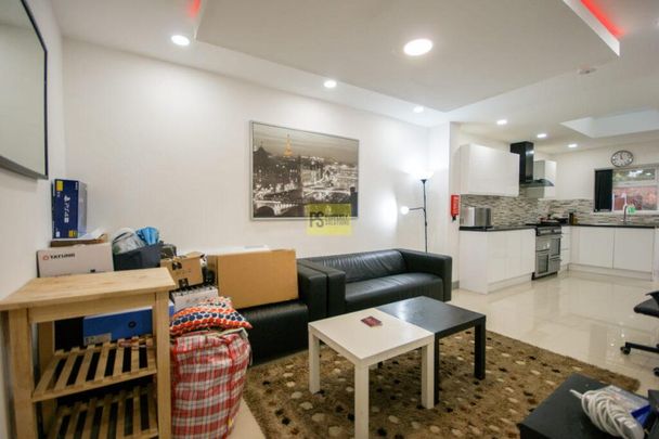 7 bedroom semi-detached house to rent - Photo 1