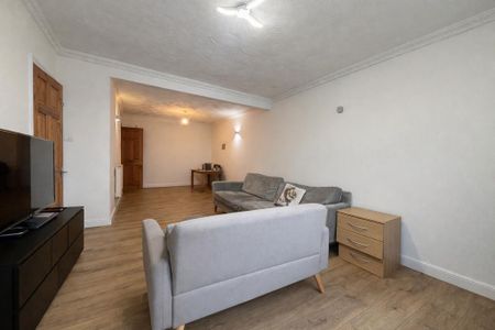 4 bedroom semi-detached house to rent - Photo 5