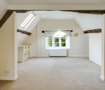 A 5 Bedroom House - Detached in Charlton Kings GL53 9NE - Photo 4