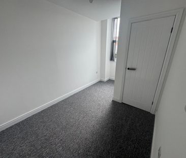 2 bed Flat - To Let - Photo 4