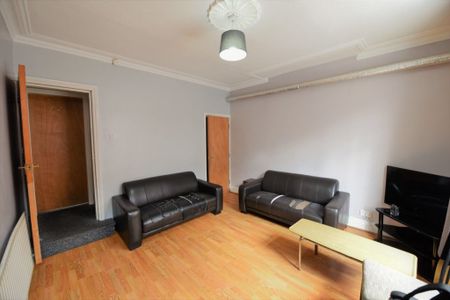 9 bedroom House in & Welton Grove, Leeds - Photo 2