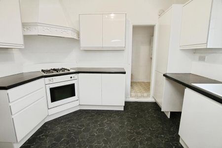 3 bedroom flat to rent - Photo 5