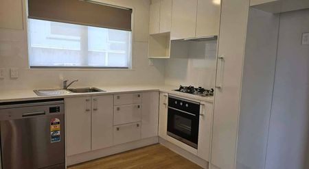 Newly refurbished 4 Bedroom - Photo 4