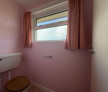 4 bedroom semi-detached house to rent - Photo 4