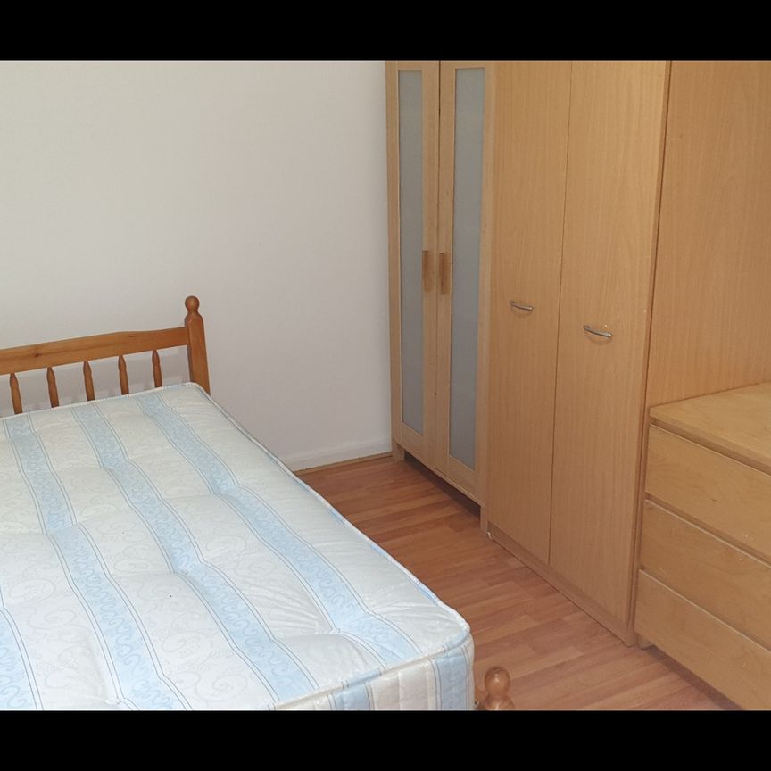 Room in a Shared Flat, Chichele Road, NW2 - Photo 1