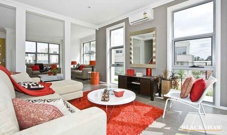 Charming Three bedroom Townhouse - Photo 2
