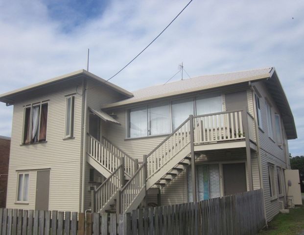 2 Bedroom Ustairs Unit - Walk to CBD - Photo 1