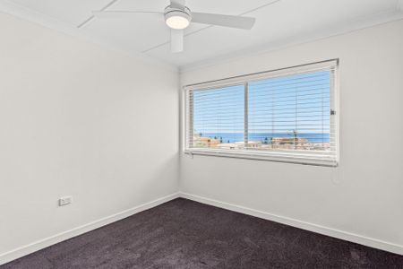 Top Floor Renovated Apartment with Coastal Views - Photo 2