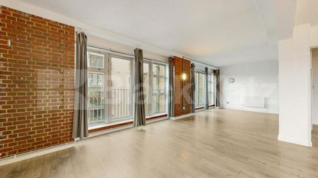 Spacious Studio located within a warehouse conversion with exposed brick - Photo 2