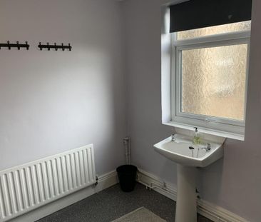 4 bedroom end of terrace house to rent - Photo 1