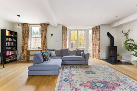 A stunning and rarely available two bedroom, two bathroom cottage in private development set behind electronic gates. - Photo 4