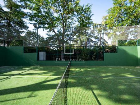Renovated semi-detached house with private garden in an exclusive gated community in La Moraleja - Photo 2
