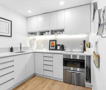 Live Where Lifestyle Meets Location - Partly Furnished - Photo 4