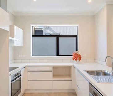 Sunny Modern 3-Bedroom Home for Rent - Photo 3