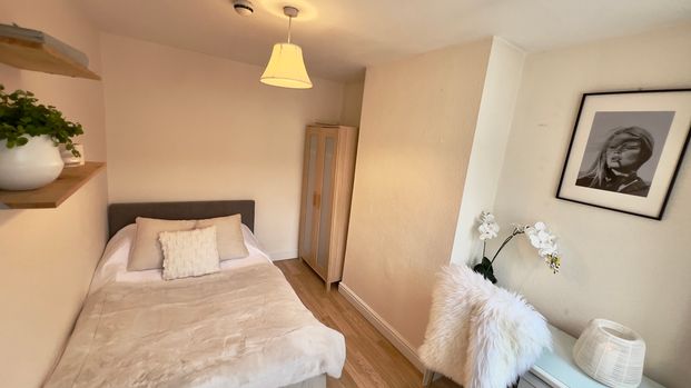 6 Bed Student Accommodation - Photo 1