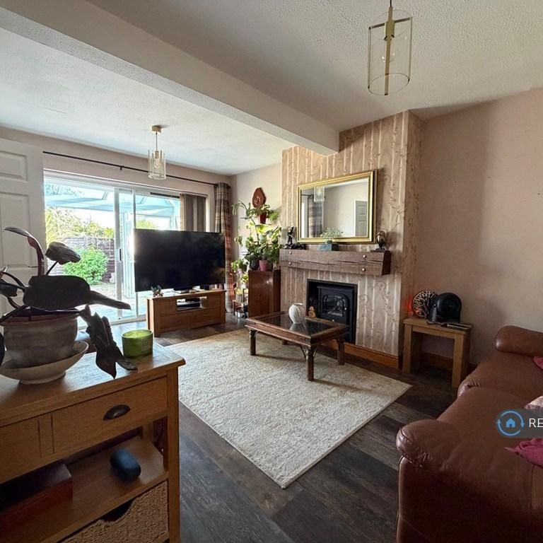3 bedroom semi-detached house to rent - Photo 1