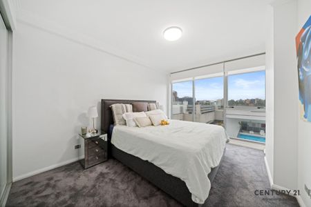 Furnished, Oversized Executive Apartment Wrapped in Glass Offering Wonderful Views - Photo 2