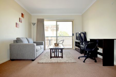 BREAK LEASE :: SELF CONTAINED APARTMENT - GLADSTONE CBD - Photo 5