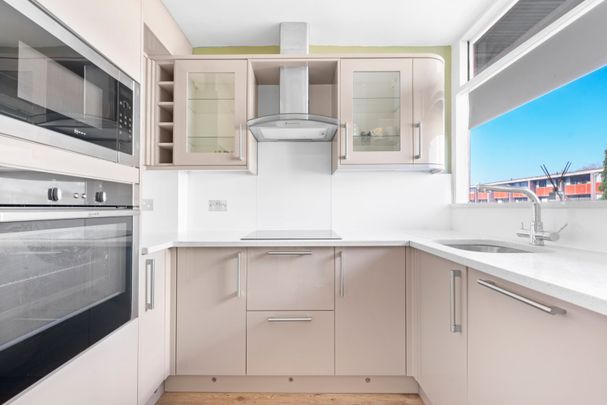 Bayer House, Golden Lane Estate, London, EC1Y - Photo 1