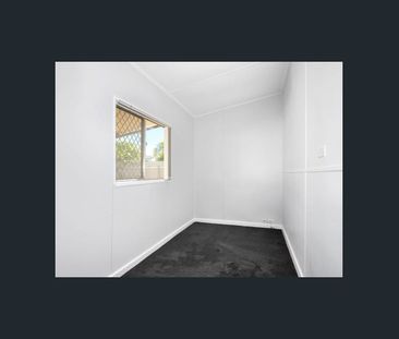 4 bedroom -1 bathroom family home - Photo 1