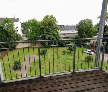 Großzügige 3-Zimmer mit Laminat, Wannenbad und Balkon, EBK in ruhig... - Foto 1